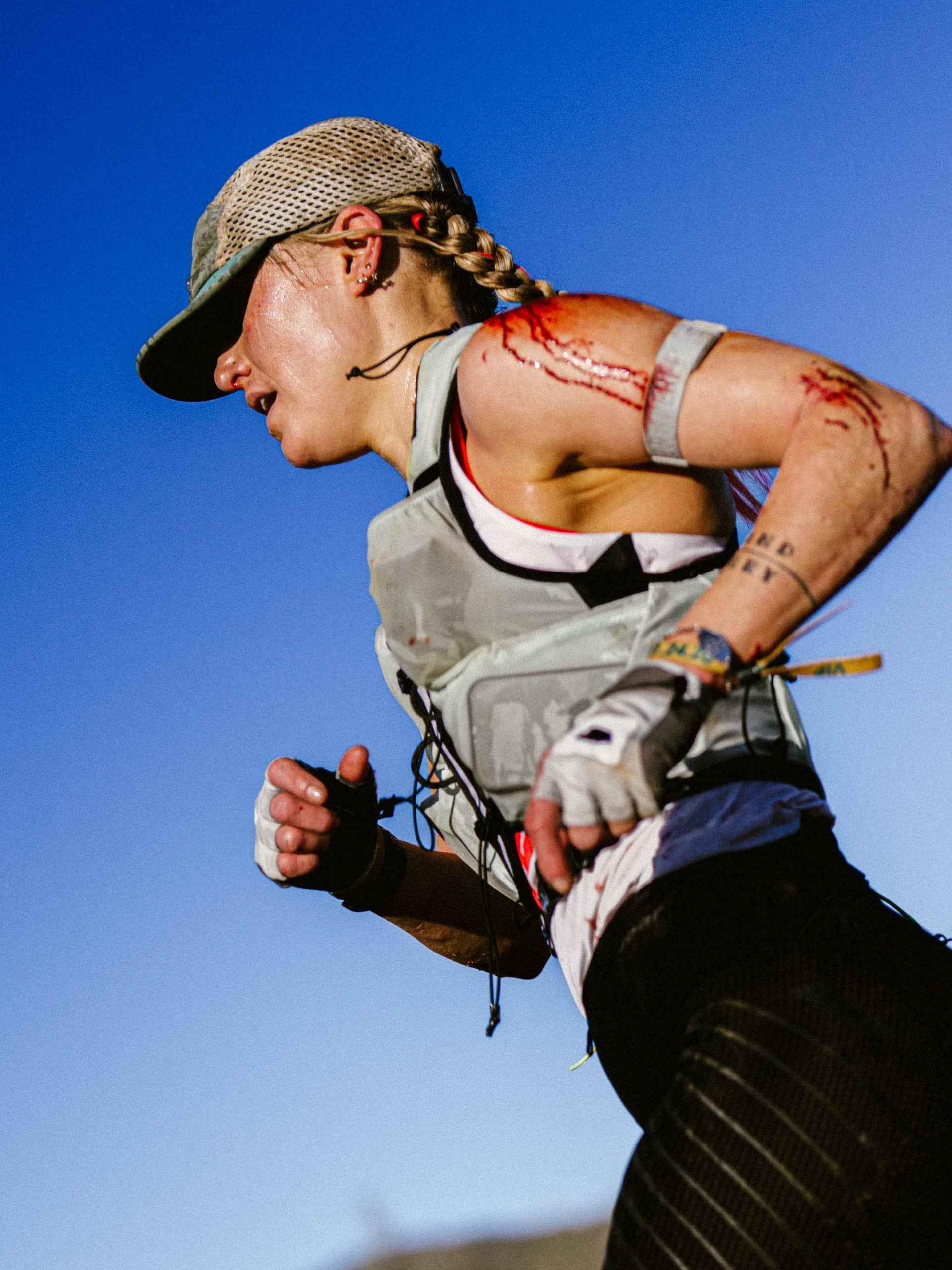 Tara Dower running with bloody arm. Top Ultrarunning athlete at Black Canyon.